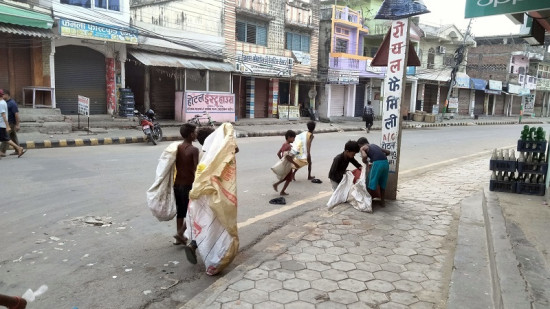विद्यालय जाने उमेरमा बालबालिका कवाडी  खोज्दै 